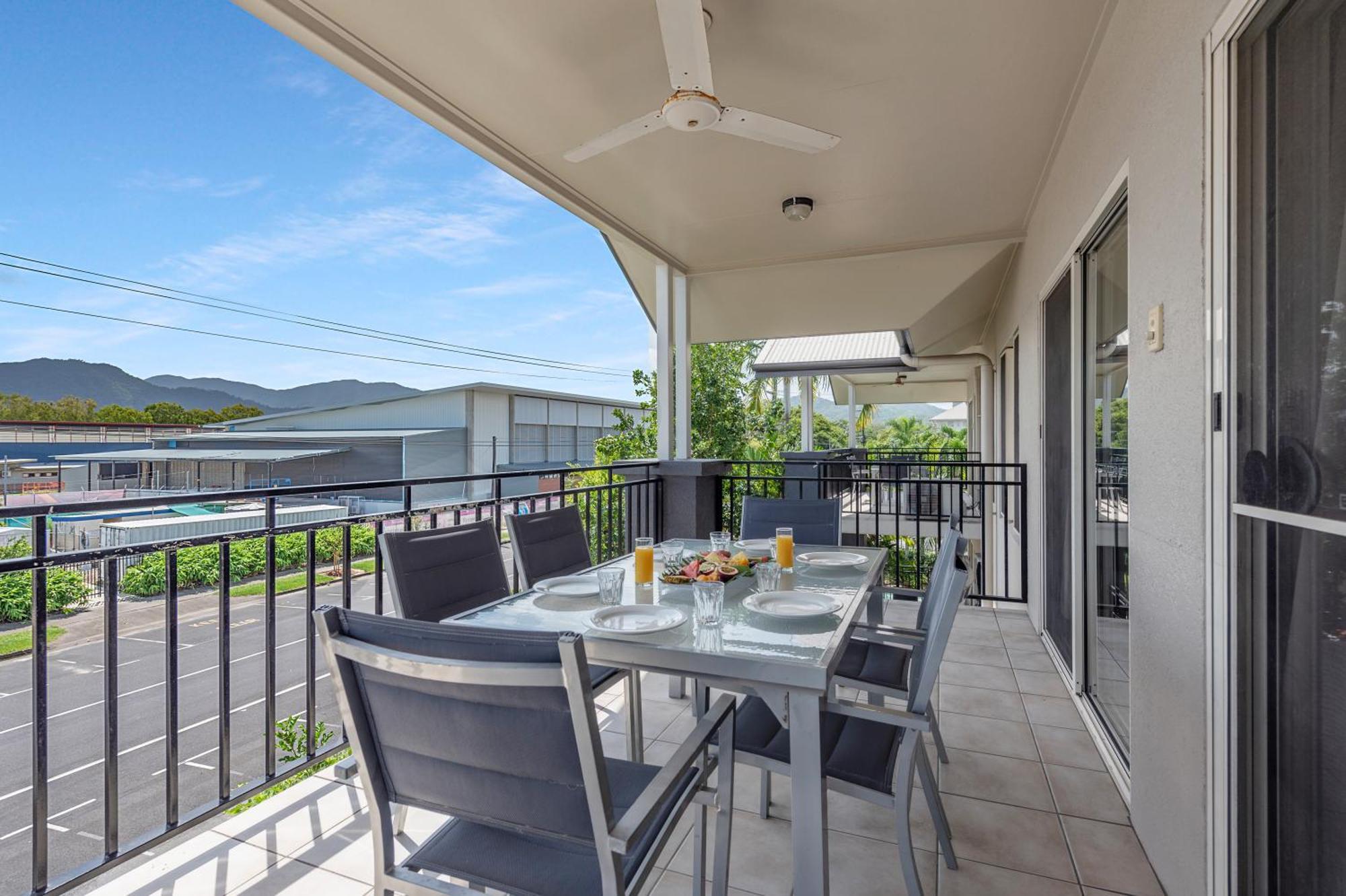 Bay Village Tropical Retreat & Apartments Cairns Eksteriør bilde