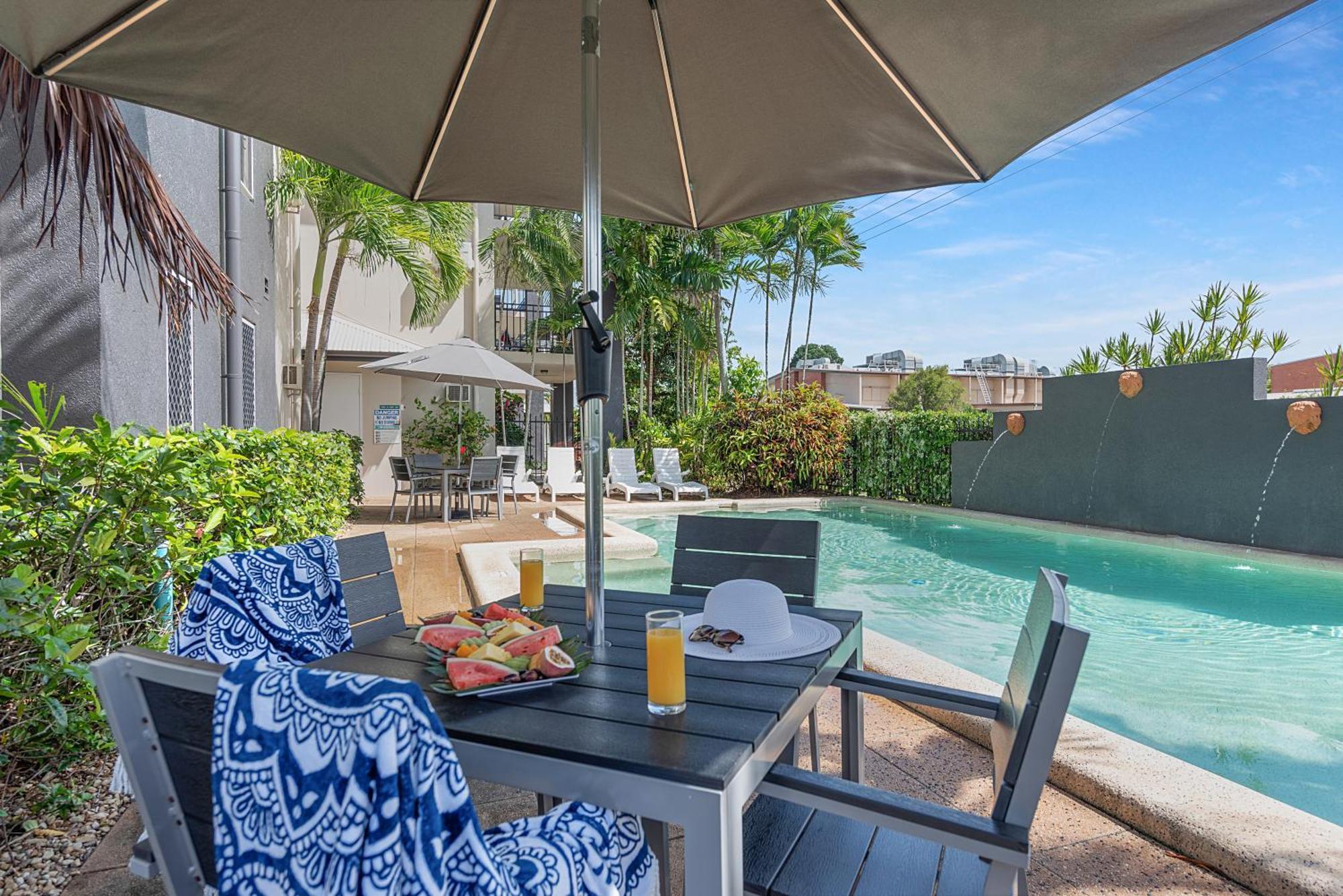 Bay Village Tropical Retreat & Apartments Cairns Eksteriør bilde