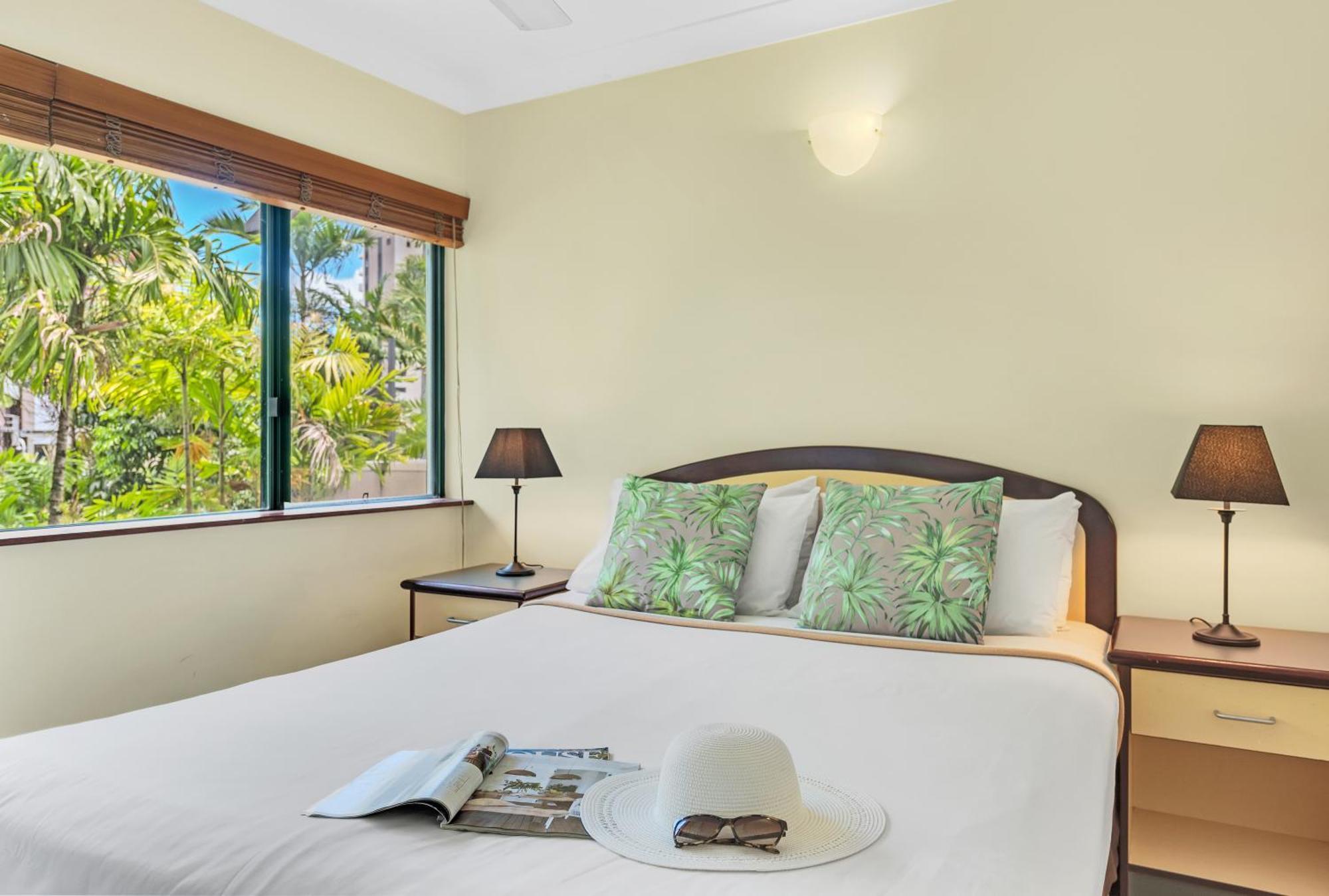 Bay Village Tropical Retreat & Apartments Cairns Eksteriør bilde