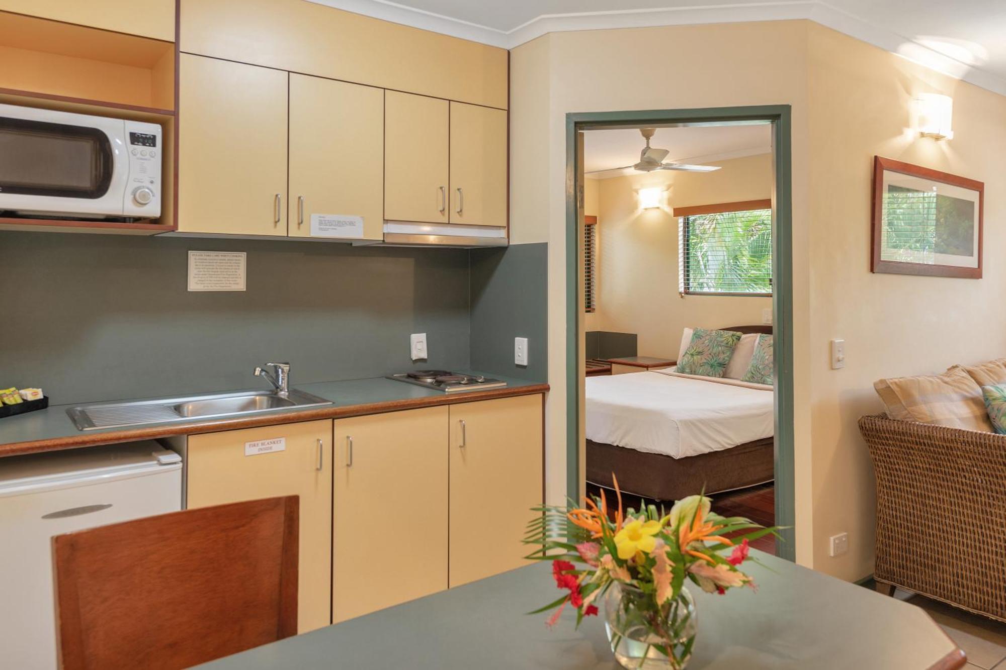 Bay Village Tropical Retreat & Apartments Cairns Eksteriør bilde