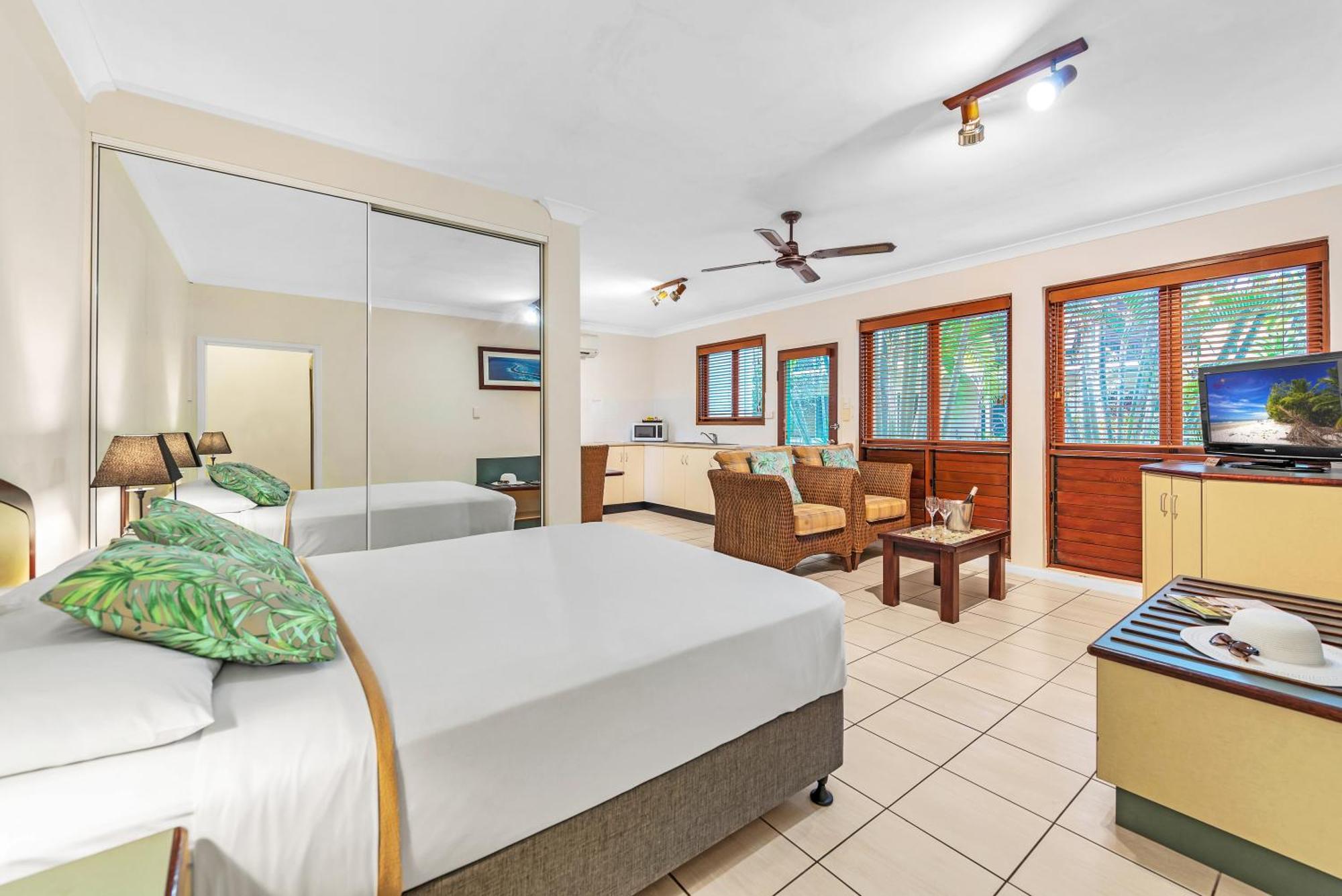 Bay Village Tropical Retreat & Apartments Cairns Eksteriør bilde
